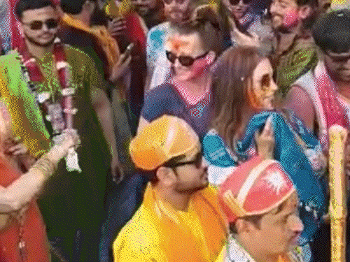 गोकुल में गोपियों ने पुलिसवालों पर बरसाईं छड़ियां, VIDEO:विदेशियों को भी नहीं छोड़ा, दुल्हन की तरह सजकर खेली छड़ीमार होली