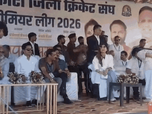 শিল্পা শেঠিকে দেখতে পুলিশের সঙ্গে মানুষের সংঘর্ষ: মঞ্চে উঠতে শুরু করে, হাতাহাতি হয়; ম্যাচ চলাকালীন মাঠে ঢুকে পড়েন