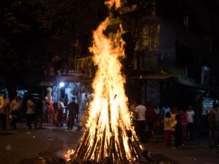 होलिका दहन: जानें धार्मिक मान्यताएं और पूजा विधि | धर्म | आध्यात्मिक Holika Dahan Date Lunar Eclipse news image