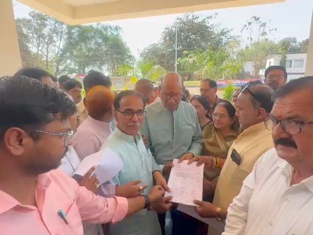 गाडरवारा में शंकराचार्य के समर्थन में प्रदर्शन:  राष्ट्रपति के नाम सौंपा ज्ञापन, निष्पक्ष जांच की मांग – Narsinghpur News