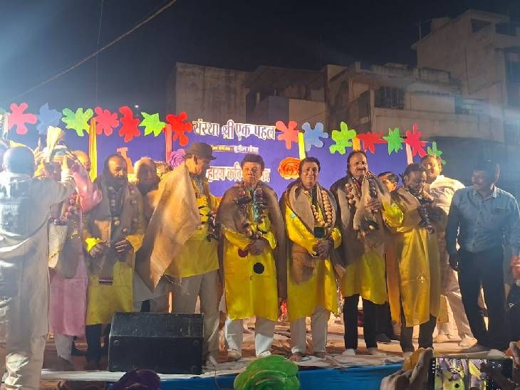 इंदौर में होली पर हंसी का महोत्सव:  नेमीनाथ चौराहे पर सजा ‘टेपा सम्मेलन’; सब्जियों की माला और झाड़ू टोपी से हुआ अनोखा सम्मान – Indore News