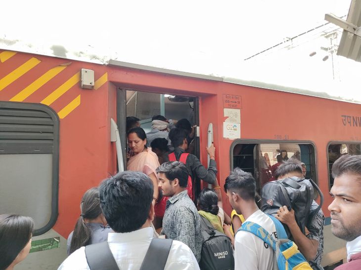 ग्वालियर रेलवे स्टेशन-बस स्टैंड पर त्योहारी भीड़:  होली पर घर पहुंचने निकले यात्री, AC कोच भी जनरल बोगी जैसे भरे,मनमाना किराया वसूल रहे बस ऑपरेटर – Gwalior News