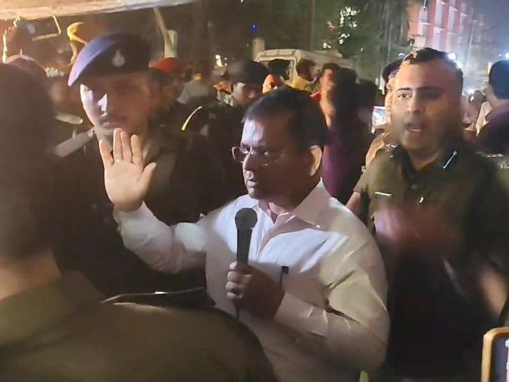 बेगूसराय में 100 होमगार्ड अभ्यर्थी पुलिस हिरासत में:डीएम-एसपी के समझाए जाने पर नहीं खत्म किया भूख हड़ताल; 2 बस से हटाया