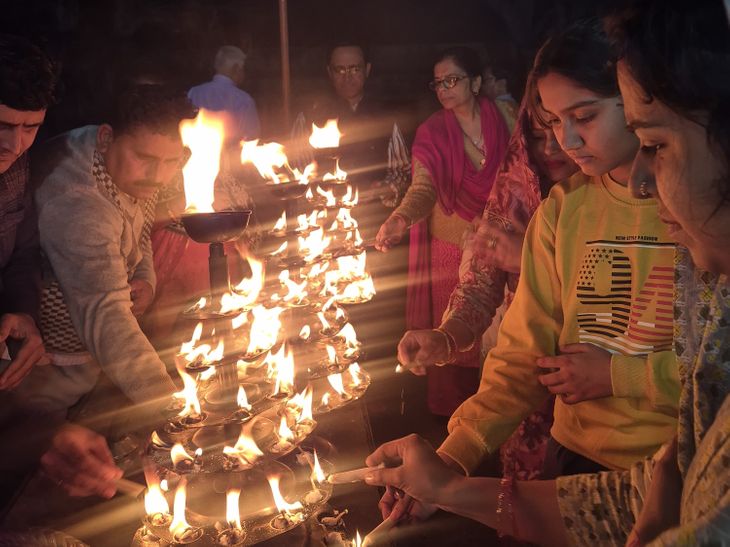 Babrala Rajghat Ganga Aarti & Holi Celebration After Chandra Grahan