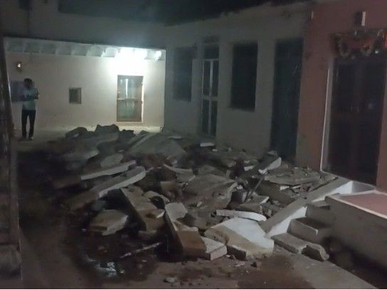 पन्ना में 100 साल पुराने मकान का छज्जा गिरा:  मलबे की चपेट में आने से महिला घायल; रामनाथ मंदिर जा रही थी – Panna News