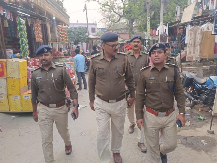 मधवापुर में होली को लेकर पुलिस तैनात:डीएसपी ने कहा- हुड़दंगियों पर होगी कार्रवाई