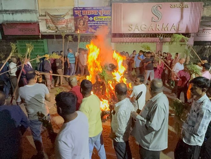 नवादा में अग्रवाल समाज ने मनाया सामूहिक होलिका दहन:100 साल पुरानी परंपरा में हजारों लोग हुए शामिल, समाज की एकजुटता का है प्रतीक