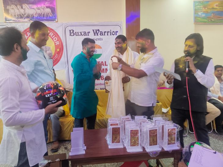 बक्सर में होली मिलन समारोह और डिजिटल वीर सम्मान:युवाओं को डिजिटल काम के लिए सम्मानित किया गया, भारत शर्मा व्यास मुख्य अतिथि