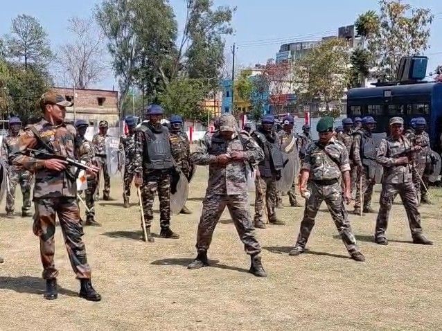 धनबाद पुलिस की होली से पहले मॉक ड्रिल:उपद्रवियों से निपटने और शांति बनाए रखने की तैयारी, अफवाहों पर नियंत्रण के विशेष निर्देश