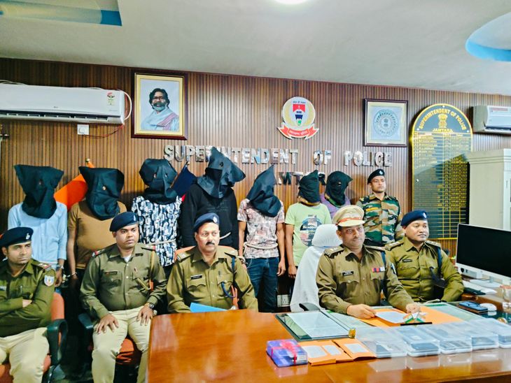 मोस्ट वांटेड क्रिमिनल गिरफ्तार:जामताड़ा पुलिस ने तीन मामलों का किया खुलासा, 7 आरोपी पकड़े गए