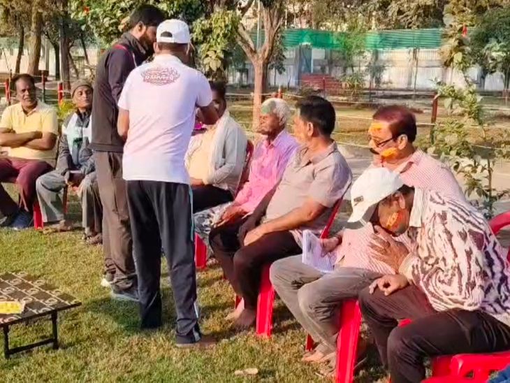 शेखपुरा के श्यामा सरोवर पार्क में होली मिलन:रंग-गुलाल के साथ नेताओं-समाजसेवियों की मौजूदगी, सड़क सुरक्षा का संदेश, कल जिले भर में होली