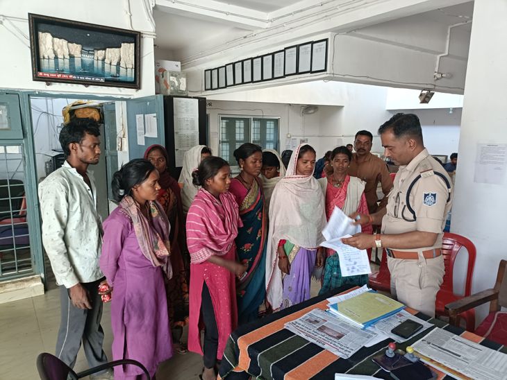 हैदराबाद से डिंडौरी लौटे 11 मजदूर:  शिकायज करने थाने पहुंचे; पुलिस हस्तक्षेप के बाद ठेकेदार ने दिया आश्वासन – Dindori News