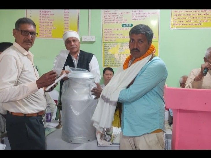 नौला दुग्ध समिति ने 297 पशुपालकों को दिया बोनस:8.14 लाख रुपये वितरित, बरौनी डेयरी अध्यक्ष रहे मौजूद