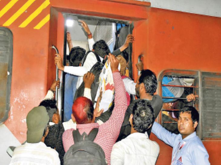 ट्रेनों में उमड़ पड़ी भीड़:ट्रेन में चढ़ना तो दूर, प्लेटफॉर्म पर खड़ा रहना भी मुश्किल…वापसी में भी रहेगी यही स्थिति
