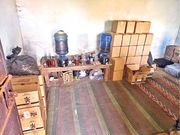 अवैध शराब का मामला:होली से पहले अवैध विदेशी शराब फैक्ट्री का भंडाफोड़ मकान से 80 पेटी नकली शराब, स्पिरिट, बोतलें बरामद