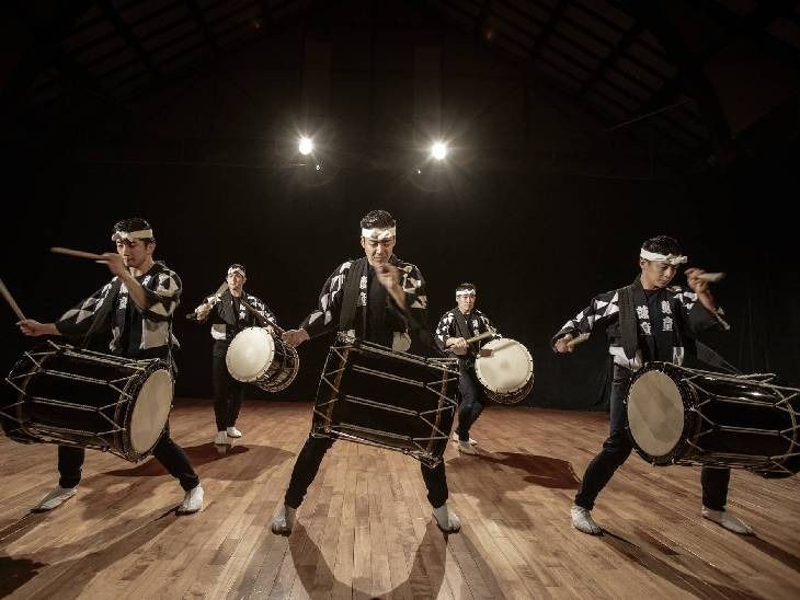जापान के कोडो ग्रुप का वर्ल्ड टूर:  ड्रम मास्टर्स बनने के लिए 2 साल बिना फोन-इंटरनेट के रहना पड़ता है, खुद बनाते हैं अपना खाना, चावल की बोरियां लेकर पेरिस पहुंचे