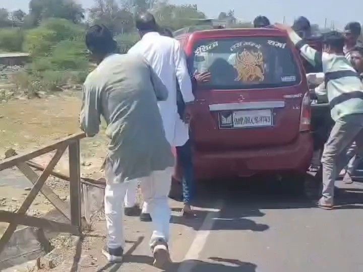 मंदसौर में पुलिया से नीचे लटकी कार, बाल-बाल बचे दंपती:  सीतामऊ से आ रहे थे पशु चिकित्सक के माता-पिता, ग्रामीणों ने सुरक्षित निकाला – Mandsaur News