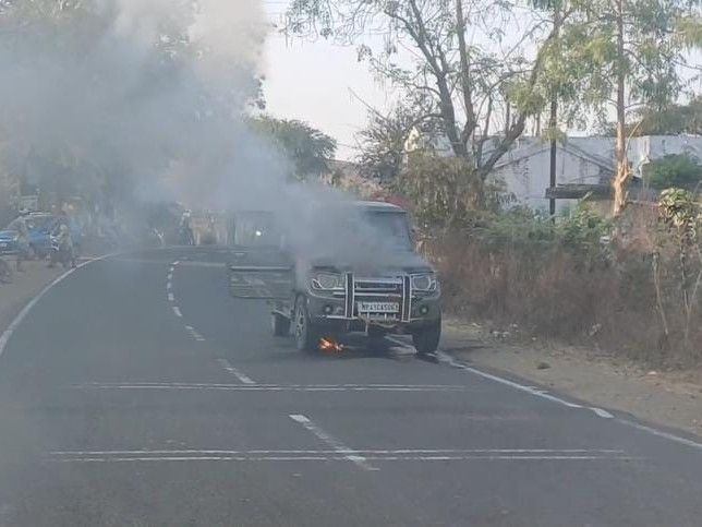बड़वानी में चलती बोलेरो के इंजन में आग:  चालक ने कार रोकर सभी को सुरक्षित बाहर निकाला; चिखलिया के पास हादसा – Barwani News