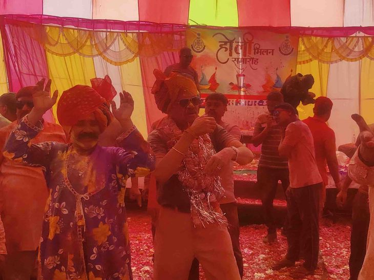 आगर मालवा में ड्यूटी के बाद मनी ‘पुलिस की होली’:  तीन दिनों तक सुरक्षा व्यवस्था संभालने के बाद एसपी संग डीजे पर झूमे जवान – Agar Malwa News