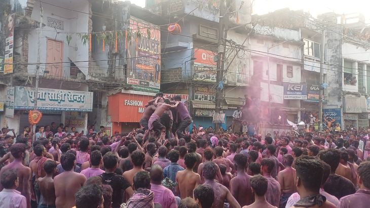 Matka breaking competitions were held at many places.