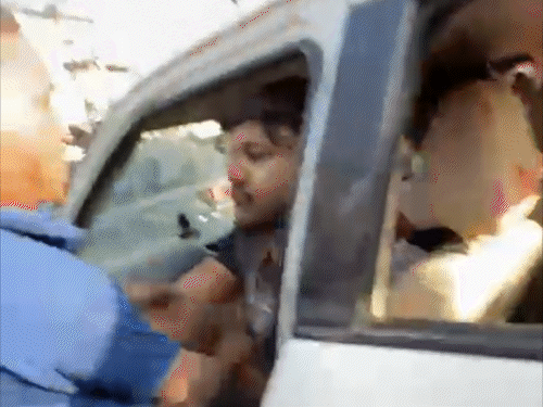 दुकानदार को कार से 100 मीटर तक घसीटा, VIDEO:  चलती कार से सड़क पर फेंका, दुकानदार गंभीर रूप से घायल; एक हिरासत में – Dhanbad News