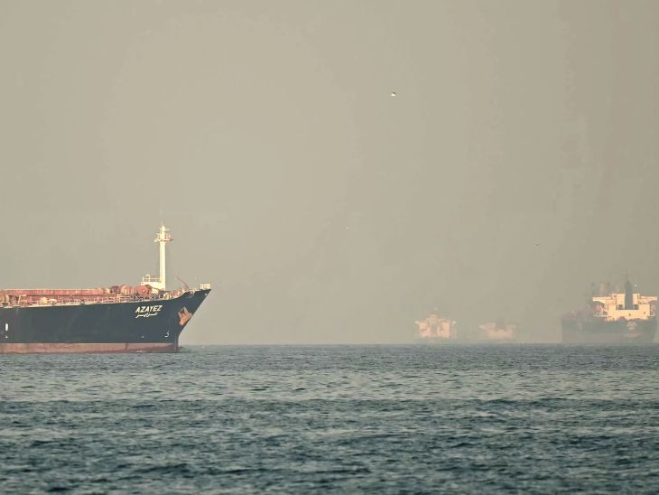 होर्मुज संकट: तेल आपूर्ति बाधित, क्या होगा मार्केट पर असर? उद्योग Hormuz Strait Shipping Disruption news image