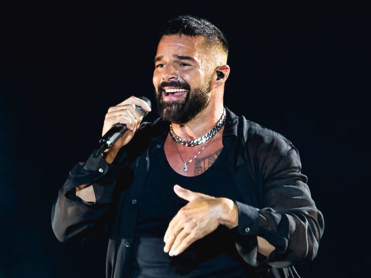 पॉप स्टार रिकी मार्टिन समापन समारोह में प्रदर्शन करेंगे – यह शो 8 मार्च को भारत और न्यूजीलैंड के बीच फाइनल से पहले होगा और 2 ग्रैमी पुरस्कार जीते।