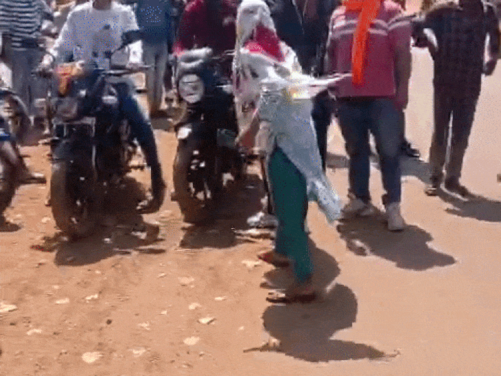 युवती ने बाजार में युवक को चप्पलों से पीटा, VIDEO:  कटनी में फोटो एडिट कर परेशान करने का आरोप, केस दर्ज – Katni News