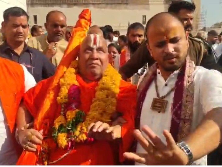 जगद्गुरु रामभद्राचार्य ने रामराजा सरकार की पूजा की:  ओरछा में महिला भक्त की जिद पर करवाया चरण स्पर्श – Niwari News