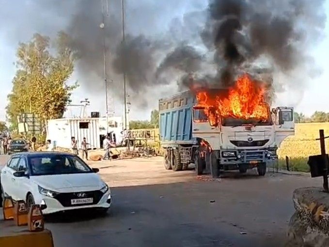 Bund Mega Highway Dumper Fire Averted | Driver Toll Staff Heroism