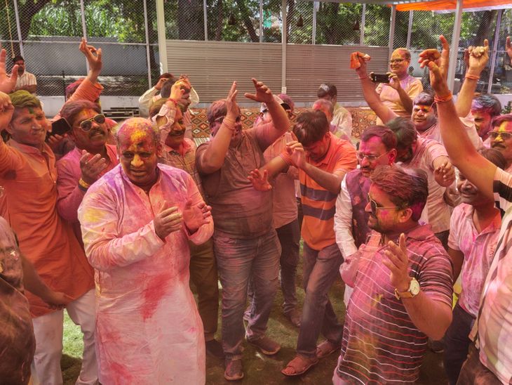 राजगढ़ अफसर्स क्लब में अधिकारियों की रंग पंचमी:  कलेक्टर-एसपी ने गाए फिल्मी गीत, ढोल-नगाड़ों पर किया डांस – rajgarh (MP) News