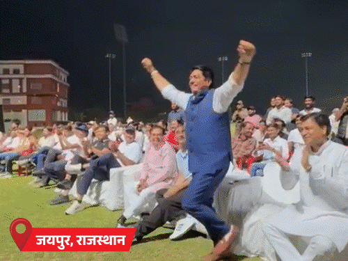 भारत के विश्व विजेता घोषित होने पर पूरे देश में जश्न: प्रशंसकों ने आतिशबाजी के साथ नृत्य किया और लोग तिरंगे लेकर सड़कों पर उतरे।