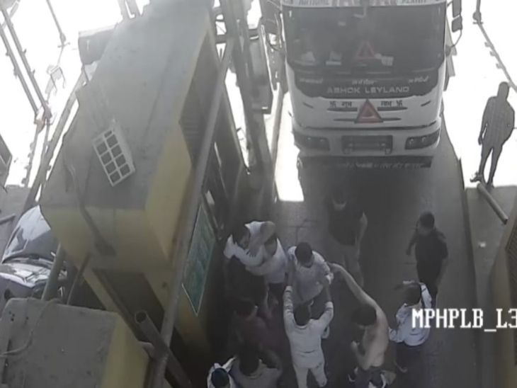 ग्वालियर-भिंड हाइवे के बरैठा टोल पर फिर मारपीट, VIDEO:  बिना टोल चुकाए रॉन्ग साइड निकलना चाहते थे, रोका तो मचाया उत्पात – Gwalior News