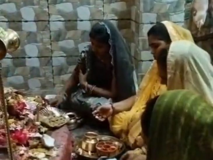 झाबुआ जिले में शीतला सप्तमी पर नहीं जले चूल्हे:  श्रद्धालुओं ने ठंडे पकवानों से की माता की पूजा, परिवार की सुख-समृद्धि की कामना – Jhabua News