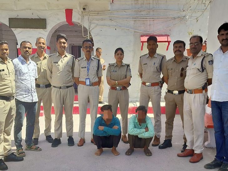 गड्ढे में तिरपाल में शराब बनाने भरा था लाहन:  गुना में दो आरोपी पकड़ाए; 1500 लाहन और 118 लीटर शराब जब्त – Guna News