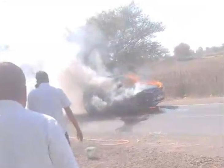 बड़वानी में चलती कार में आग लगी:  लोगों ने शोर मचाकर गाड़ी रुकवाई और 4 यात्रियों को बाहर निकाला – Barwani News