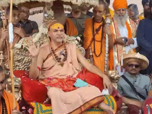 लखनऊ में शंकराचार्य बोले- भाजपा अब भागपा हो गई:गोरक्षा शंखनाद किया; यूपी कांग्रेस अध्यक्ष पहुंचे, दंडवत प्रणाम किया