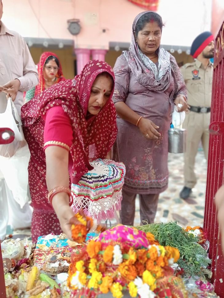 Devotees observed the fast of Sheetla Mata and worshipped her with due ...