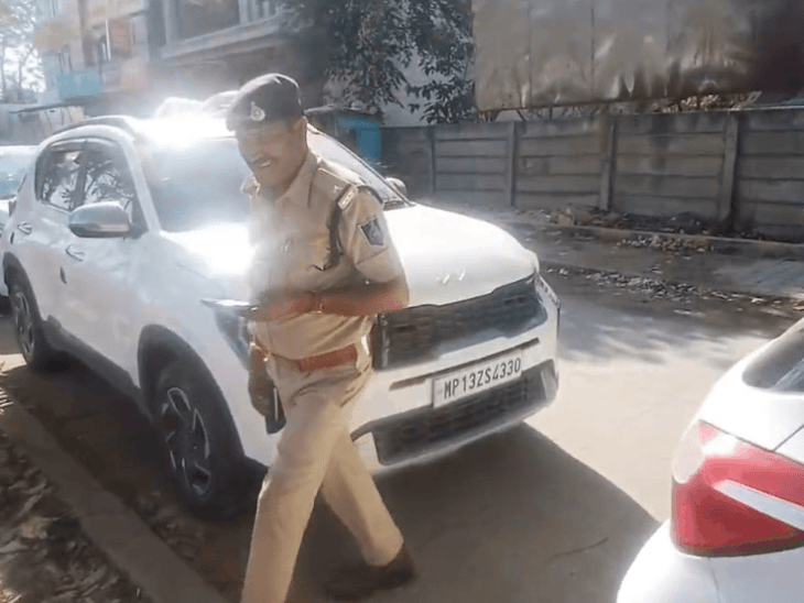 देवास में कार से ज्वेलरी से भरा बैग चोरी:  ज्वेलर्स शॉप के सामने कांच तोड़कर पौने दो किलो चांदी लेकर फरार – Dewas News