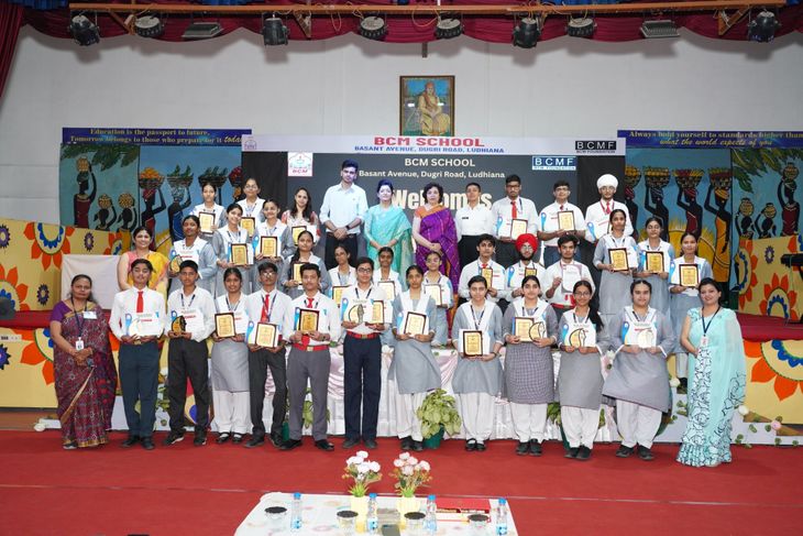 Meritorious students were honored at the prize distribution ceremony.