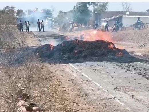 खेत से गेहूं घर ले जा रही ट्रैक्टर-ट्रॉली में आग:  15 क्विंटल उपज राख, शॉर्ट सर्किट से हादसा, किसान ने मांगा मुआवजा – Panna News