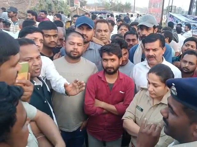 रीवा में सड़क जाम, कांग्रेस नेताओं समेत 38 नामजद:  50 अज्ञात पर भी केस, युवक का शव मिलने पर प्रदर्शन किया था – Mauganj News