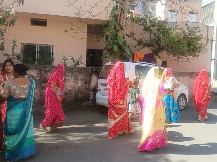 सांसद के घर के सामने मधुमक्खियों का महिलाओं पर हमला:  मंदसौर में दशा माता का पूजन करते समय हमला; एक अस्पताल में भर्ती – Mandsaur News