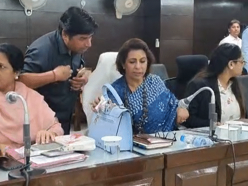 बादशाह महिला आयोग के सामने पेश नहीं, 3 बजे तक का अल्टीमेटम - HeadlinesNow Hindi News