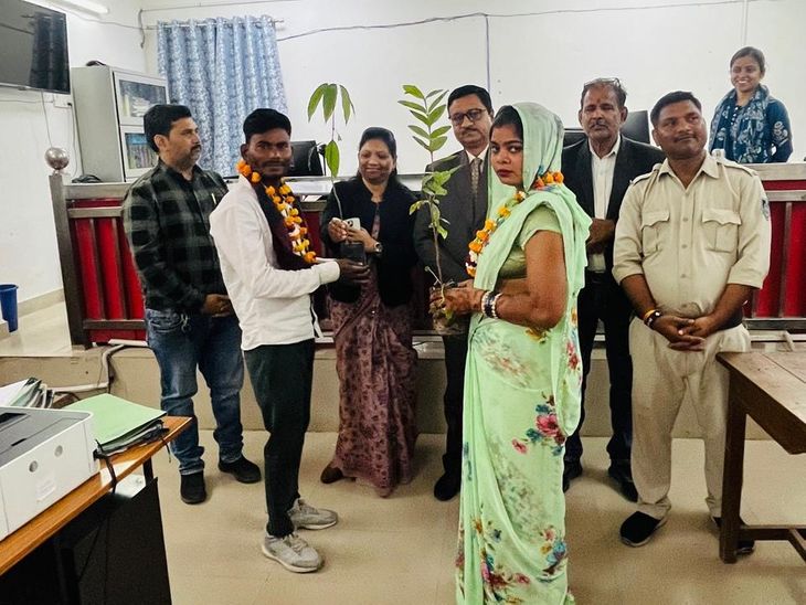 दतिया में लोक अदालत में सुलझा दंपती का पारिवारिक विवाद:  कोर्ट में राजीनामा, मतभेद भुलाकर पति-पत्नी ने फिर साथ रहने का निर्णय लिया – datia News