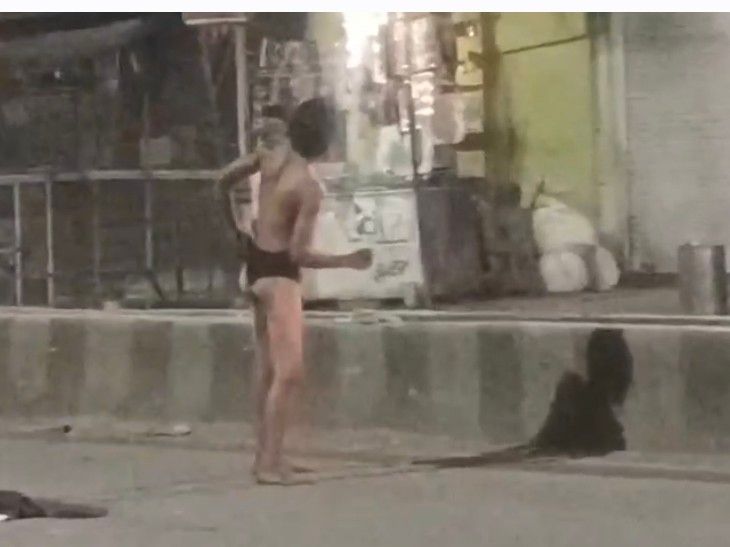 पृथ्वीपुर बस स्टैंड पर शराबी युवक का हंगामा:  कपड़े उतारकर सड़क पर वाहन रोके; पुलिस ने किया काबू – Niwari News