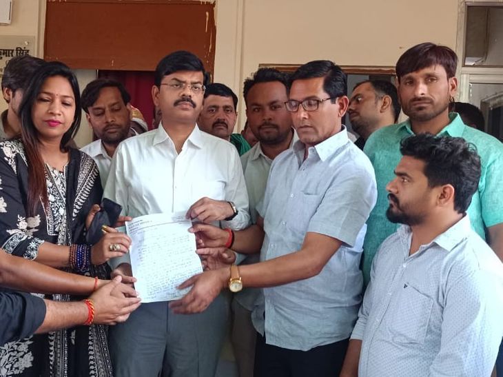 Amethi Advocate Rajesh Mishra Submits Memo to SDM Over UP SI Exam ...