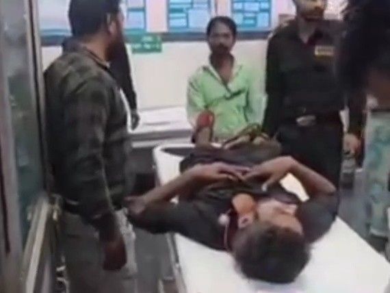 मंडला अस्पताल में मरीज ने पहली मंजिल से लगाई छलांग:  टीन शेड पर गिरने से बची जान; डॉक्टर बताया- मानसिक रोगी – Mandla News