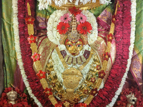 चैत्र नवरात्रि: यूपी के मंदिरों में भक्तों की भारी भीड़, काशी में मां कुष्मांडा - HeadlinesNow Hindi News