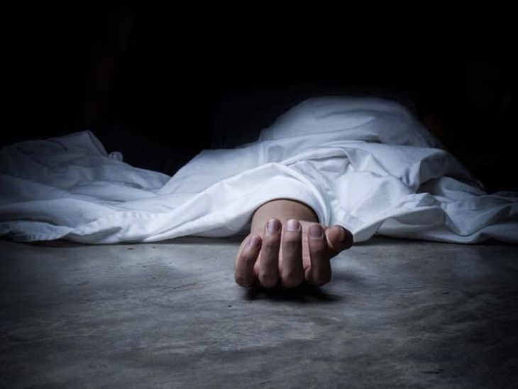 गर्लफ्रेंड के घर के बाहर बॉयफ्रेंड ने दी जान:  युवती ने बातचीत से किया मना, नाराज युवक ने खा लिया जहर, पुलिस बोली-जांच कर रहे – Jagdalpur News